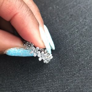 Brand new authentic pandora daisy ring